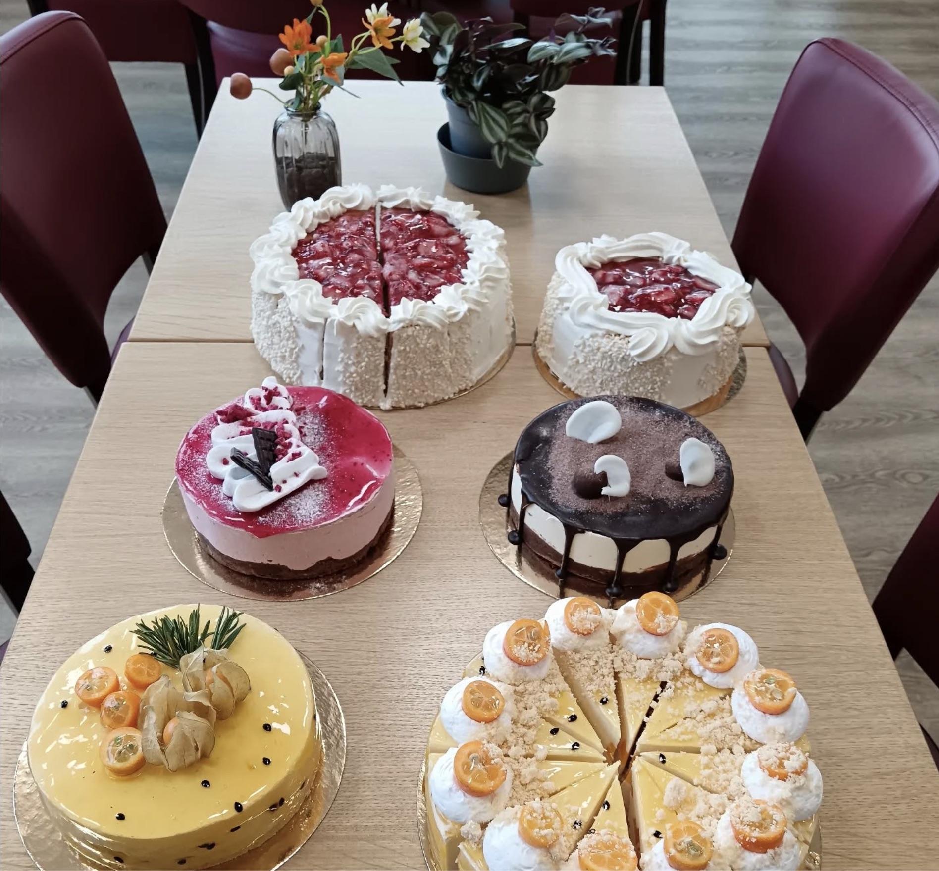 Herkullinen juustokakku kahvilassa